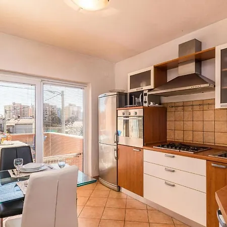 Awesome In With Kitchen Apartment Pula