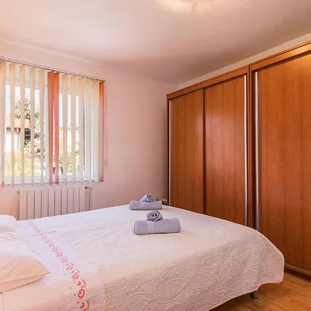 Apartment Gorgeous In With Wifi Pula