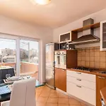 2 Bedroom Cozy In Apartamento Pula
